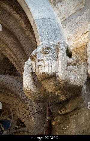 Mittelalterliche Skulptur eines Kopfes, tragende Säule im Portal der Kirche Saint-Nicolas, Neufchâteau, Frankreich Stockfoto