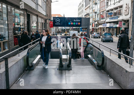 Portugal, Porto, 05. Mai 2018: Eingang der Stadt U-Bahn, und beenden Sie es auf einem beweglichen Leiter nach unten und unten. Menschen kommen in die und aus der U-Bahn. Stockfoto