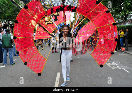 Ein junger Performer in Westbourne Grove. Notting Hill Karneval. London, Großbritannien. Stockfoto