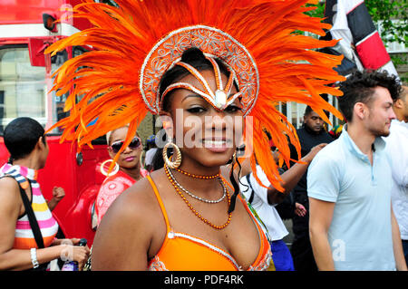 Eine junge Frau mit einem bunten Kostüm warten auf die Performance zu starten. Nottinhg Hill Gate Karneval. London, Vereinigtes Königreich. Stockfoto