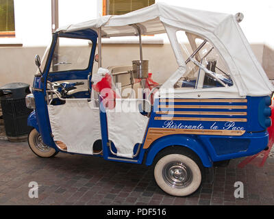 Apecar zur Werbung für das Restaurant La Pace, Altstadt von Malcesine, Gardasee, Provinz Verona, Lombardei, Italien verwendet Stockfoto