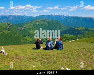 Wanderer auf der Spitze des Monte Baldo Massivs, Malcesine, Provinz Verona, Gardasee, Lombardei, Italien Stockfoto