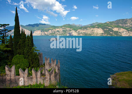 Blick von der Scaliger Burg am Gardasee, Altstadt von Malcesine, Provinz Verona, Gardasee, Lombardei, Italien Stockfoto