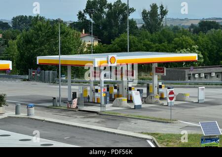 Ein Blick auf die typische Self Service Shell Tankstelle/Tankstelle/mit jemanden für Füllgas, Autobahnnähe, Pisa, Italien, Europa Stockfoto