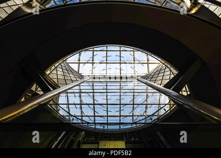 New York City, USA - 20. Juni 2018: Low Angle View der Haupthalle des Fulton Mitte. Es ist ein Transit Center und Einzelhandel Komplex an der Inters zentriert Stockfoto