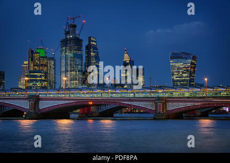 Blackfriars Bridge und die Innenstadt von London bei Nacht im August 2018 Stockfoto