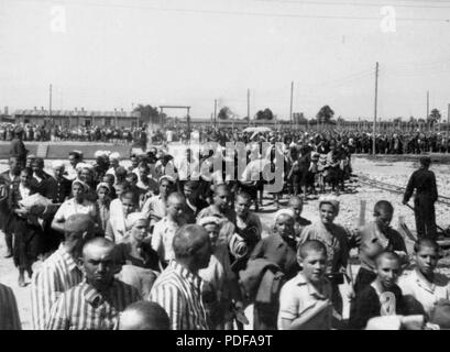 80 Birkenau Insassen auf dem Weg zur Kaserne im Lager Stockfoto