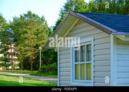 Rustikal blau alten Garten in die Gegend werfen. Auf dem Hintergrund der Wald. Stockfoto