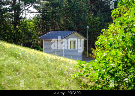 Rustikal blau alten Garten in die Gegend werfen. Auf dem Hintergrund der Wald. Stockfoto