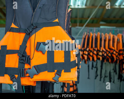 Schwimmwesten Sicherheitsausrüstung hängen an den Bars für den Tourismus Service. Stockfoto