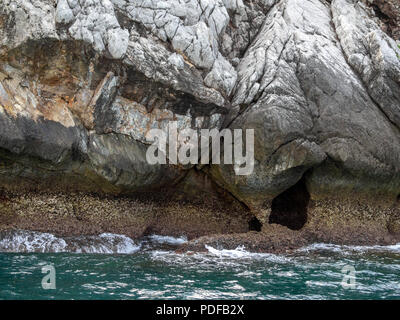Die Felswand Insel Berg im Meer. Close-up Stein Textur. Stockfoto