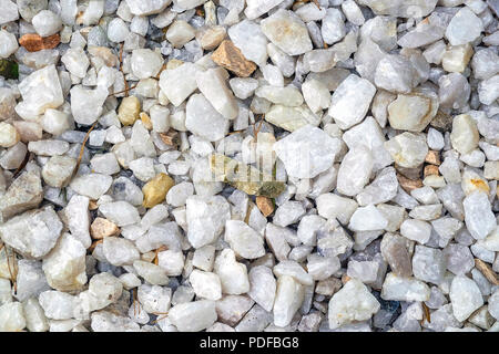 Dies ist eine Zerdrückte weißer Stein Hintergrund. Weißer Stein. Kies Beschichtung Spuren. Die Textur der Kies. Stockfoto