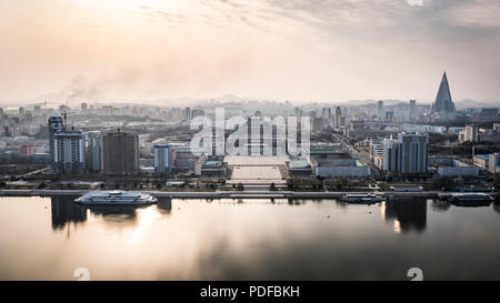 Blick über den Fluss Taedong vom Juche Tower, Pyongyang, North Korea, Asien. Die noch ungeöffnete Ryugyong Hotel ist ganz rechts. Stockfoto