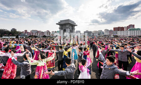 Masse tanzen vor dem Triumphbogen in Pyongyang, Nordkorea Stockfoto