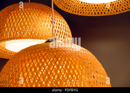 Rattan flechten Close-up. Helles strohgelb Schatten. die Zellen auf Band. Bunt, dekorativ, Elektro, Möbel, Beleuchtung, Lampe, Lampenschirm, Stil abstrakte Struktur b Stockfoto