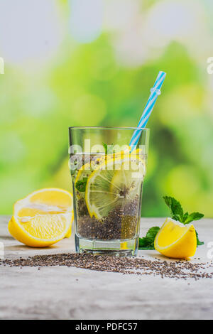 Chia fresca trinken mit Zitrone Minze Stockfoto