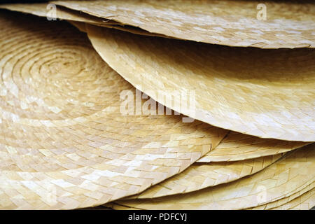 Wicker stehen für Gerichte aus künstlichen Rattan. Zubehör für die Küche. Für die Speisen für die Gäste. Stockfoto