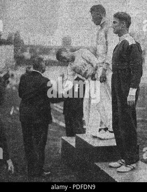 109 De G. à D. Yrjö Nikkanen (2e), Matti Järvinen (1er) et József Várszegi (3e) au lancement du Javelot des championnats d'Europe 1938 Stockfoto