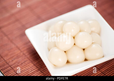 Japanische Dango Dessert mit 3 verschiedenen Farben in rosa (rot), Weiß und Grün, Rezept, hanami Dango, tsukimi Dango, kopieren. Stockfoto