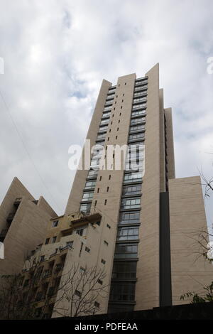 Beiruts verbleibenden architektonische Erbe ist in Gefahr. Abriss von alten Gebäuden ist eine tägliche Veranstaltung wo Hochhaus Wohnungen sind, die über die Stadt. Stockfoto