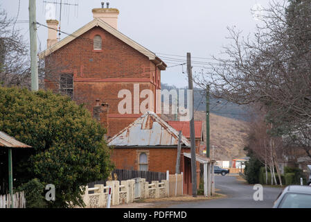 Denison Street Sofala, New South Wales, ein kleines Backsteingebäude und das zweistöckige, 1879 errichtete Postamt für die einst blühende Goldgräberstadt. Stockfoto