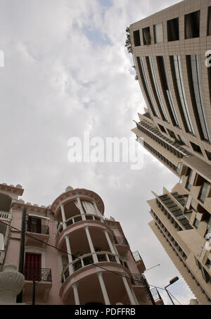 Beiruts verbleibenden architektonische Erbe ist in Gefahr. Abriss von alten Gebäuden ist eine tägliche Veranstaltung wo Hochhaus Wohnungen sind, die über die Stadt. Stockfoto