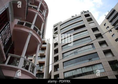 Beiruts verbleibenden architektonische Erbe ist in Gefahr. Abriss von alten Gebäuden ist eine tägliche Veranstaltung wo Hochhaus Wohnungen sind, die über die Stadt. Stockfoto