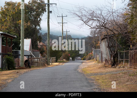 Holz Strommasten laufen die Länge dieses schmalen Feldweg in der historischen Goldgräberstadt der Sofala New South Wales, Australien Stockfoto