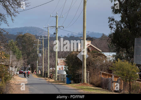 Holz Strommasten laufen die Länge dieses schmalen Feldweg in der historischen Goldgräberstadt der Sofala New South Wales, Australien Stockfoto