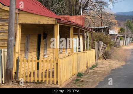 Ein kleines Bauholz- und Eisendachbergbau-Häuschen in der Bowen Street, Sofala, New South Wales, Australien. Sofala ist eine alte Goldgräberstadt, die zum Weltkulturerbe gehört. Stockfoto