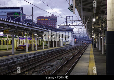 Osaka, Japan - 24.November 2017. Bahnhof in Osaka, Japan. Das Eisenbahnwesen in Japan hat einen guten Ruf für Pünktlichkeit und Sicherheit. Stockfoto