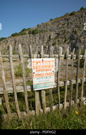 Ein Warnschild in der Eingang zu einem Kalksteinbruch auf Warton Crag in Lancashire England UK GB Stockfoto