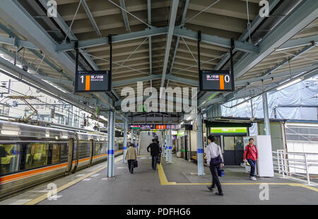 Osaka, Japan - 24.November 2017. Bahnhof in Osaka, Japan. Das Eisenbahnwesen in Japan hat einen guten Ruf für Pünktlichkeit und Sicherheit. Stockfoto