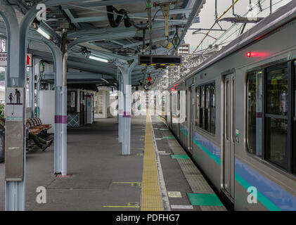 Osaka, Japan - 24.November 2017. Bahnhof in Osaka, Japan. Das Eisenbahnwesen in Japan hat einen guten Ruf für Pünktlichkeit und Sicherheit. Stockfoto