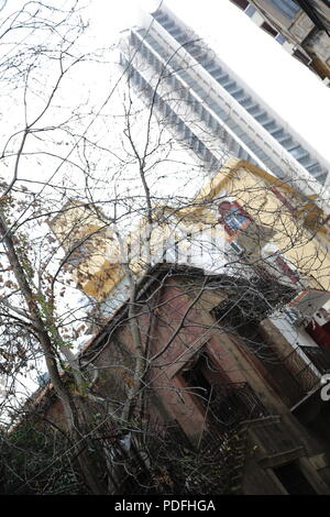 Beiruts verbleibenden architektonische Erbe ist in Gefahr. Abriss von alten Gebäuden ist eine tägliche Veranstaltung wo Hochhaus Wohnungen sind, die über die Stadt. Stockfoto