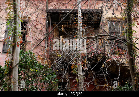 Beiruts verbleibenden architektonische Erbe ist in Gefahr. Abriss von alten Gebäuden ist eine tägliche Veranstaltung wo Hochhaus Wohnungen sind, die über die Stadt. Stockfoto