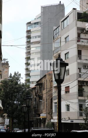 Beiruts verbleibenden architektonische Erbe ist in Gefahr. Abriss von alten Gebäuden ist eine tägliche Veranstaltung wo Hochhaus Wohnungen sind, die über die Stadt. Stockfoto