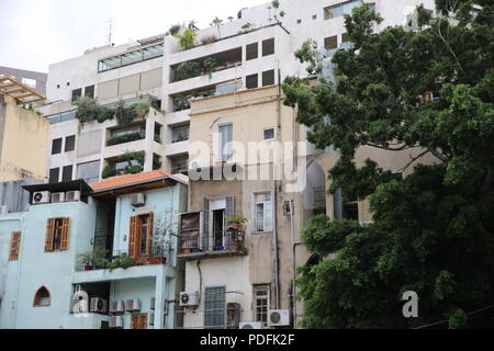 Beiruts verbleibenden architektonische Erbe ist in Gefahr. Abriss von alten Gebäuden ist eine tägliche Veranstaltung wo Hochhaus Wohnungen sind, die über die Stadt. Stockfoto