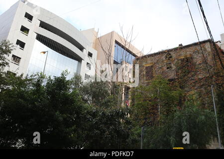 Beiruts verbleibenden architektonische Erbe ist in Gefahr. Abriss von alten Gebäuden ist eine tägliche Veranstaltung wo Hochhaus Wohnungen sind, die über die Stadt. Stockfoto