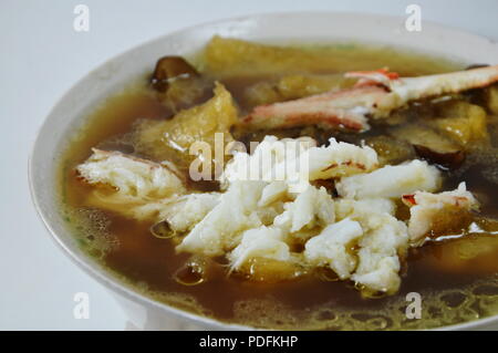 Geschmorter Fisch maw in roter Soße topping Krabbenfleisch in der Schüssel Stockfoto