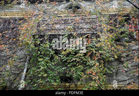 Beiruts verbleibenden architektonische Erbe ist in Gefahr. Abriss von alten Gebäuden ist eine tägliche Veranstaltung wo Hochhaus Wohnungen sind, die über die Stadt. Stockfoto