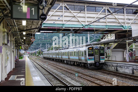 Osaka, Japan - 24.November 2017. Bahnhof in Osaka, Japan. Das Eisenbahnwesen in Japan hat einen guten Ruf für Pünktlichkeit und Sicherheit. Stockfoto