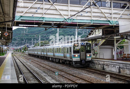 Osaka, Japan - 24.November 2017. Bahnhof in Osaka, Japan. Das Eisenbahnwesen in Japan hat einen guten Ruf für Pünktlichkeit und Sicherheit. Stockfoto