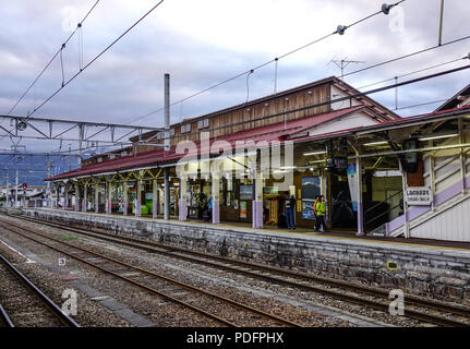 Osaka, Japan - 24.November 2017. Bahnhof in Osaka, Japan. Das Eisenbahnwesen in Japan hat einen guten Ruf für Pünktlichkeit und Sicherheit. Stockfoto