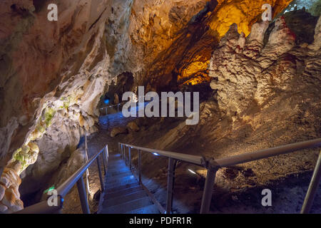 Die Höhle Vrelo in der matka Canyon von Mazedonien Stockfoto