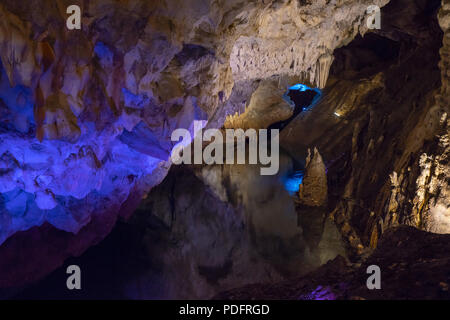 Die Höhle Vrelo in der matka Canyon von Mazedonien Stockfoto