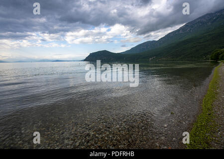 Ohridsee Landschaften und Boot gewaschen am Strand Stockfoto