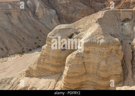 Höhlen bei Qumran, die historische Ausgrabungsstätte der Schriftrollen vom Toten Meer in Israel, Naher Osten 2017 Stockfoto