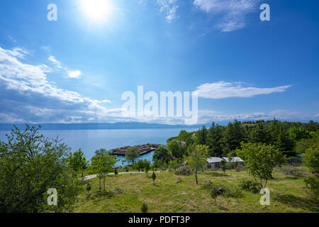 Ohridsee Landschaften und Boot gewaschen am Strand Stockfoto