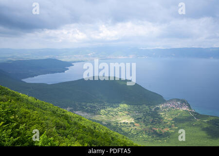 Ohridsee Landschaften und Boot gewaschen am Strand Stockfoto